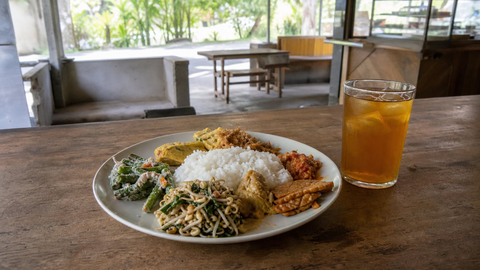 Teller Nasi Campur in einem einfachen Warung in Pemuteran, Nordwest-Bali