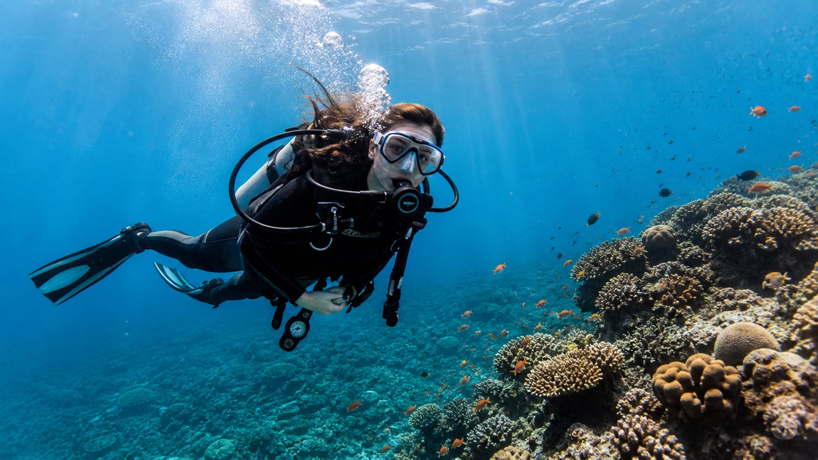 Taucher mit Atemregler unter Wasser vor Korallenriff auf Koh Tao, tauchen mit Asthma
