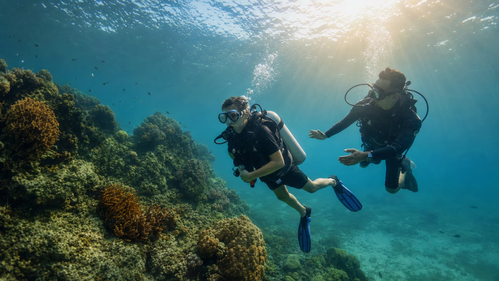 Anfänger macht erste Schritte beim Tauchen in türkisblauem Wasser auf Koh Tao Thailand