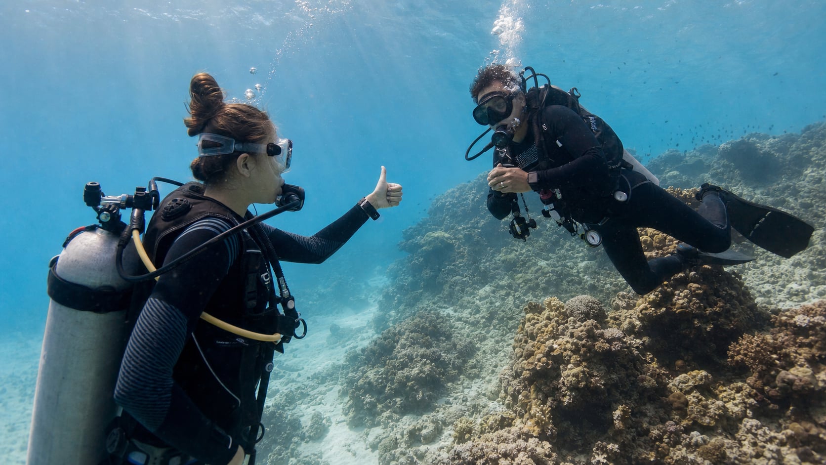 Tauchtauglichkeitsuntersuchung – Arzt prüft Taucher vor dem Tauchkurs auf Koh Tao