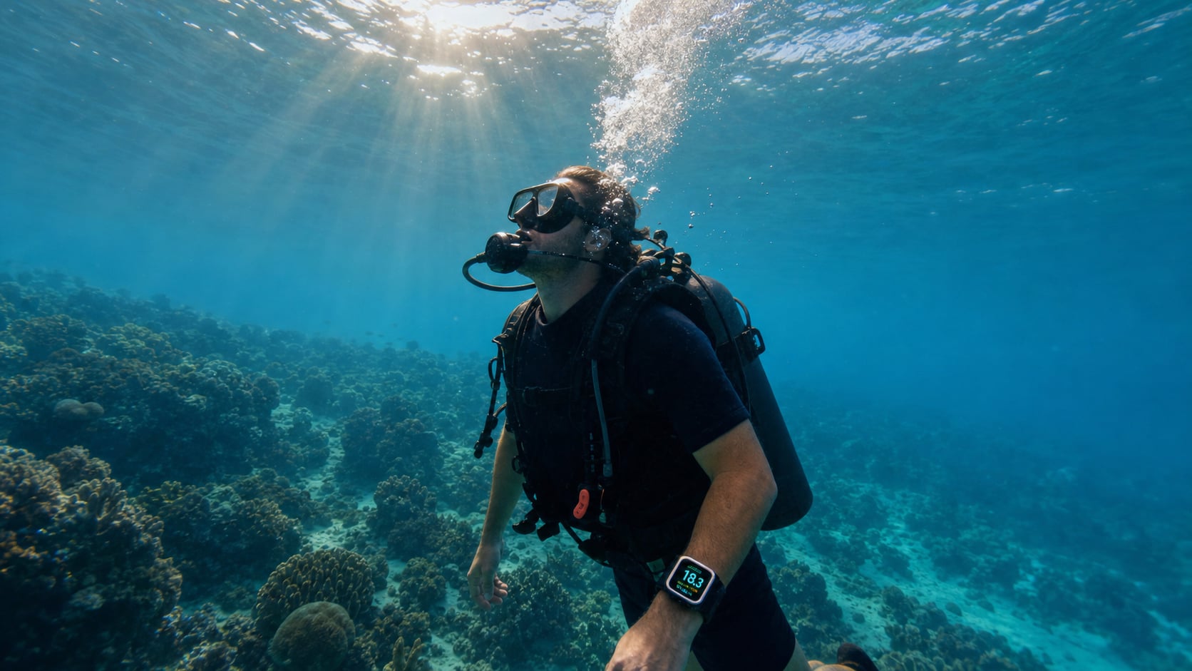 Taucher steigt kontrolliert auf – Tauchtiefe und Tiefengrenze für Open Water Diver auf Koh Tao