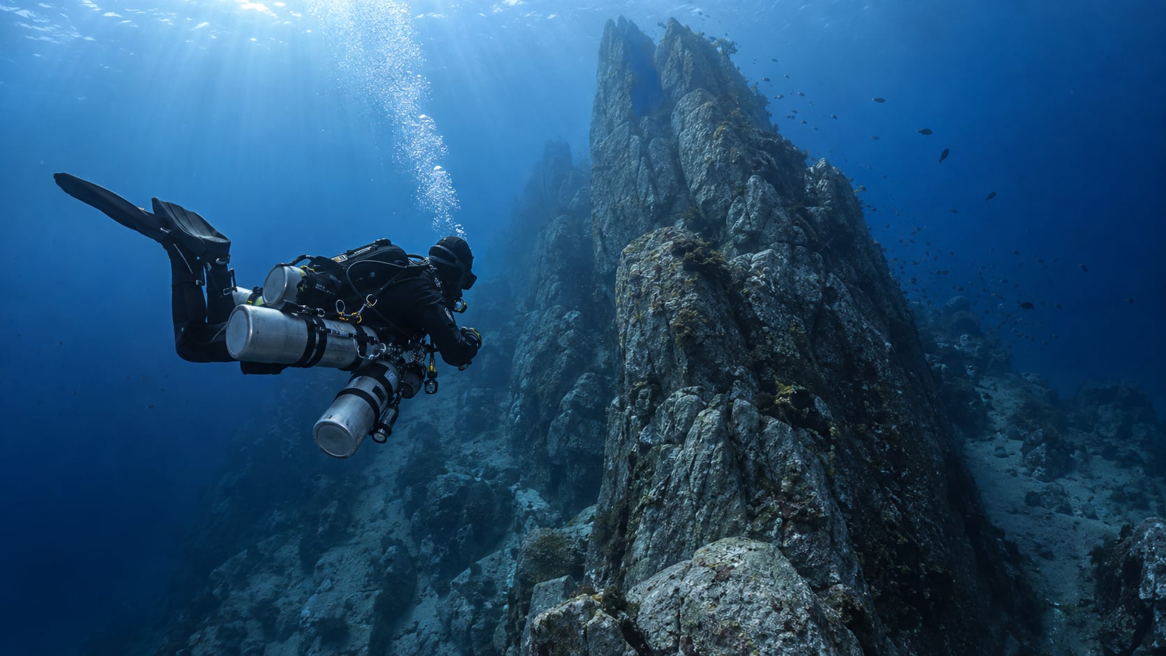 Tec-Taucher mit Trimix-Flaschen und Sidemount-Konfiguration beim technischen Tauchen vor Koh Tao im Golf von Thailand
